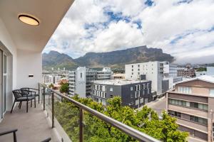 Luxury City-Center Apt with Balcony, Aircon & View