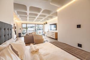 Luxury City-Center Apt with Balcony, Aircon & View