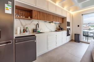 Luxury City-Center Apt with Balcony, Aircon & View