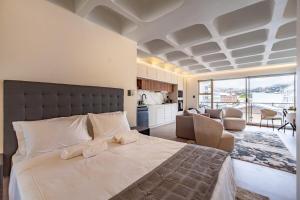 Luxury City-Center Apt with Balcony, Aircon & View