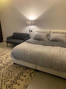 استديو بسرير ماستر وجلسة جانبية