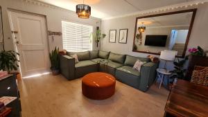 3 Bedroom Beach House with Ocean Views Across the Road from the Beach - 4hvězdičkové hotely ve městě Bloubergstrand