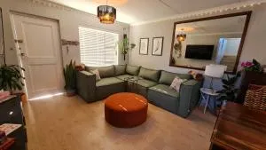 3 Bedroom Beach House with Ocean Views Across the Road from the Beach - Kalkoond