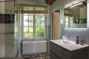 Maisons de vacances Le Domaine de Baracas 4 etoiles - Le Grand et le Petit Gite - piscine-SPA-billard-baby-foot-cheminee - 18 personnes : photos des chambres