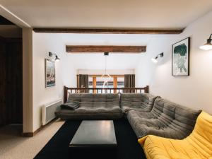Appartement Triplex Cosy pour 6 Personnes, Centre de Val dIsère, Proche Pistes - FR-1-567-109