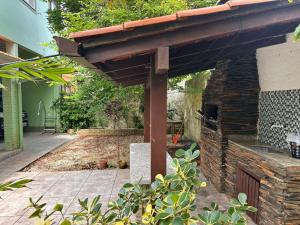 Casa térrea com churrasqueira a metros da praia