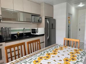 Casa térrea com churrasqueira a metros da praia