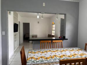 Casa térrea com churrasqueira a metros da praia