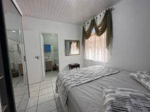 Casa térrea com churrasqueira a metros da praia