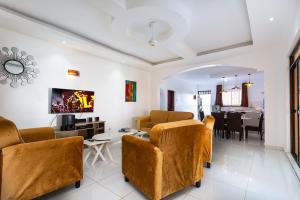 Becky Homes Diani Beach- 4BR with AC and Swimming Pool