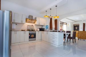 Becky Homes Diani Beach- 4BR with AC and Swimming Pool