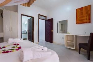 Becky Homes Diani Beach- 4BR with AC and Swimming Pool