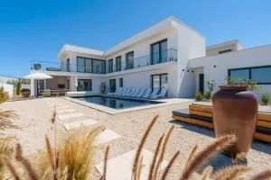 Casa Evangeline, luxury villa with ocean view - آريا برانكا