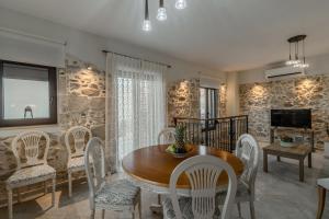 Casa Kastella, private jacuzzi & BBQ facilities!