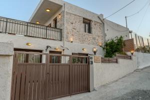 Casa Kastella, private jacuzzi & BBQ facilities!