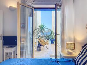 Appartement T2 vue mer, pieds dans leau avec accès direct à la plage de Cavalière - LE LAVANDOU