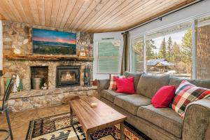 Slopeside Chalet - Close to Lake and Slopes