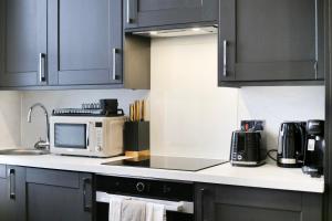 CHURCHILL SQUARE VIEWS - Modern Studio