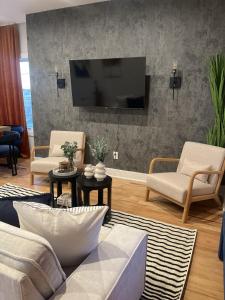 2br 3ba 2King bd 3 Car Parking Bonus area with Queen Bed