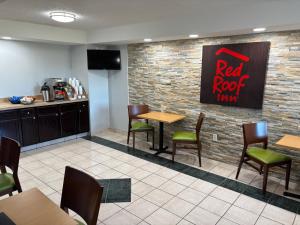 HomeTowne Studios by Red Roof Hagerstown - Williamsport, MD