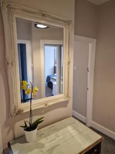 The Bean Apartment - double bedroom with private bathroom