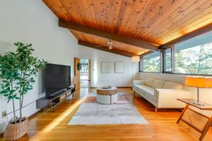 Trail Access On-Site Gorgeous MCM Deck House!