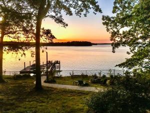 Small piece of heaven on the lake - King suite