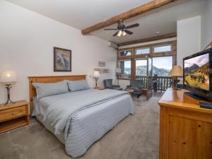 King Suite with Balcony room in Taharaa Mountain Lodge