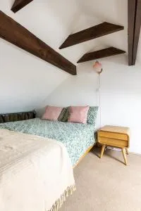 En-suite with double bed on mezzanine and desk in family home - 韦尔