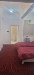 غرفة ثنائية خاصة بحمام ومدخل خاص