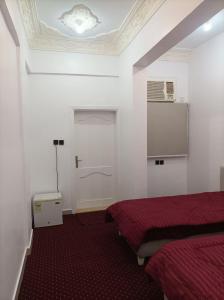 غرفة ثنائية خاصة بحمام ومدخل خاص