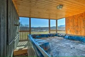 River Retreat with Hot Tub - 纽里