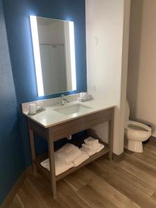 King Suite room in La Quinta by Wyndham OKC North - Quail Springs