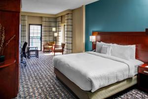 King Room with Sofa Bed - City View room in Courtyard by Marriott New Bern