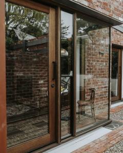 Braithwaite Hobart - Chic Retreat with Outdoor Bath