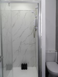 2Bed Apt Sleeps 4-Near Meadows Park Parking Wifi