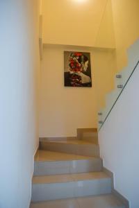 2BR-3BA Condo Block from Beach w Rooftop Jacuzzi