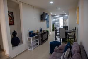 2BR-3BA Condo Block from Beach w Rooftop Jacuzzi