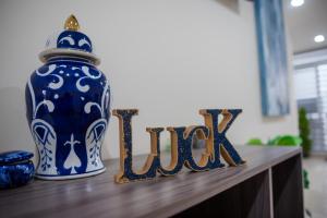 2BR-3BA Condo Block from Beach w Rooftop Jacuzzi