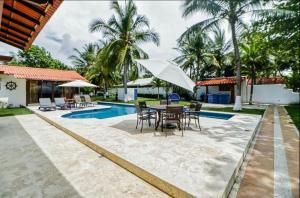 Casa La Palapa, Beachfront Oasis in Tivives!