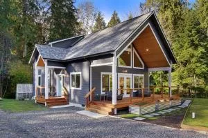 Indianola Cedar House- Brand new in 2024, Quality finishes, Wraparound Deck - Agate Point