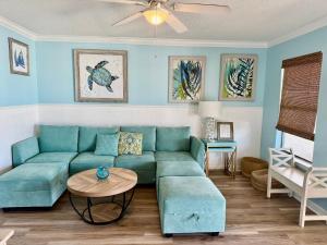 Private Beach Access With Pool and 2-MIn Walk to Beach