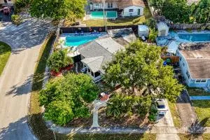 10min to Beach Stylish Villa Sleeps 12 with Pool, Game Room & Mini Golf - 普兰塔寻