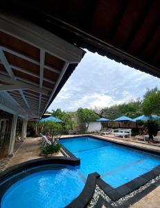 Phòng Có Giường Cỡ King Nhìn Ra Hồ Bơi (King Room with Pool View)