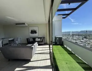 Penthouse with Volcano Views & Top Amenities - AC, Gym, Lounge, Patio, Workspace - El Quequeishque