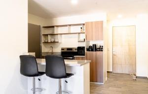 Penthouse with Volcano Views & Top Amenities - AC, Gym, Lounge, Patio, Workspace