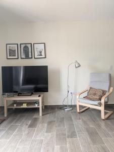 Penthouse with Volcano Views & Top Amenities - AC, Gym, Lounge, Patio, Workspace