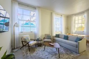 Broadway Apartments - Chic & Stylish Urban Stays - El Zamurito