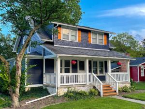 The Little Blue Bungalow - Walk to Shops & Eats