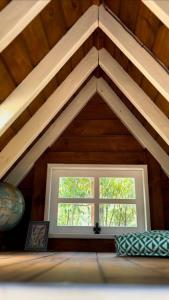 Casa na árvore perto da praia